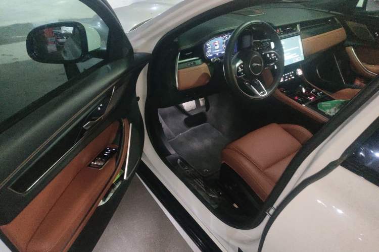 Used Jaguar XFL 2021 XFL 2.0T P250 All-Wheel-Drive Shimmering Black Sport Edition Driver Seat