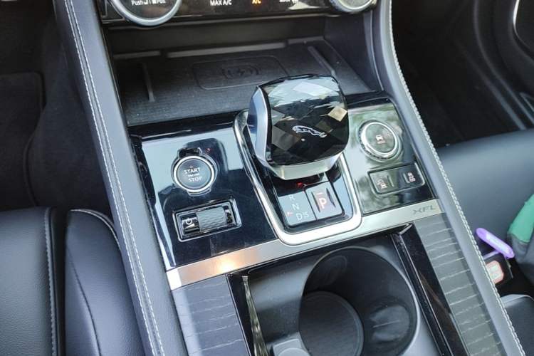 Used Jaguar XFL 2021 XFL 2.0T P250 All-Wheel-Drive Shimmering Black Sport Edition Gear Lever