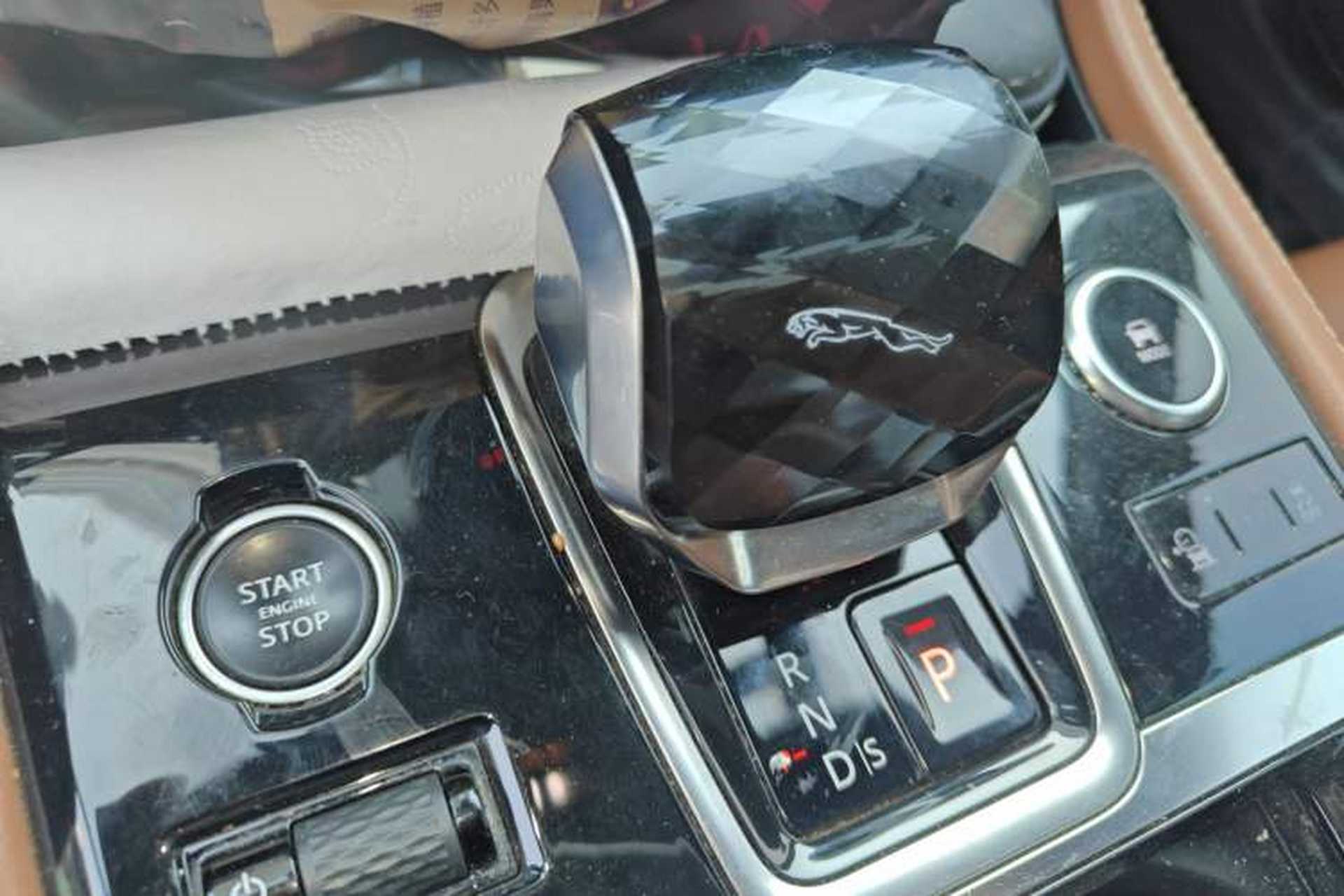 Used Jaguar XFL 2021 XFL 2.0T P250 All-Wheel-Drive Shimmering Black Sport Edition Gear Lever