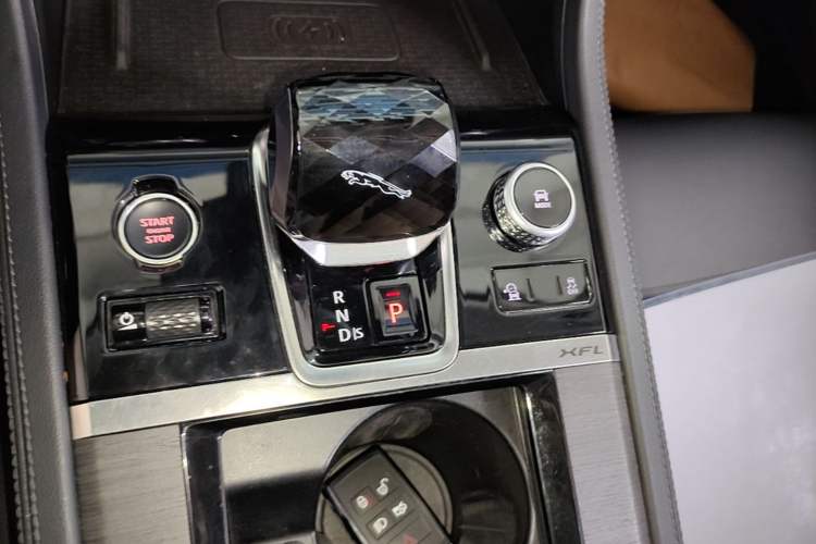 Used Jaguar XFL 2021 XFL 2.0T P200 Two-Wheel-Drive Elite Luxury Edition Gear Lever