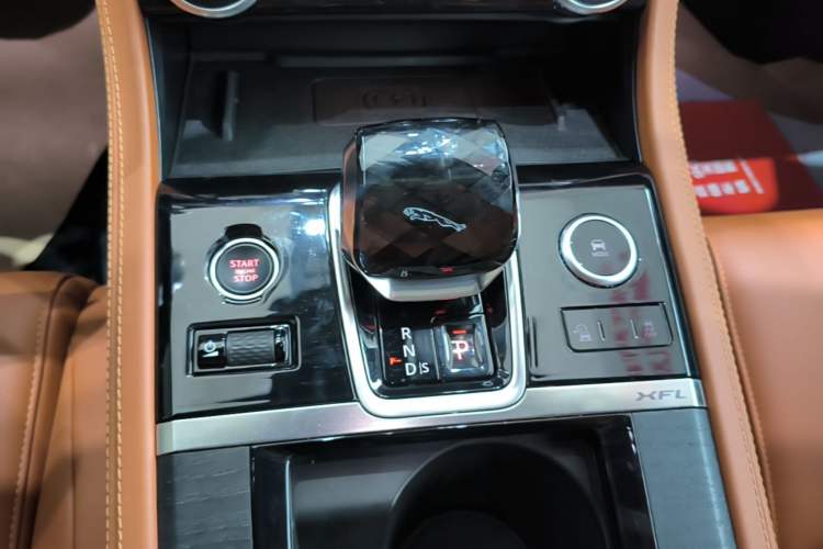 Used Jaguar XFL 2021 XFL 2.0T P250 All-Wheel-Drive Shimmering Black Sport Edition Gear Lever