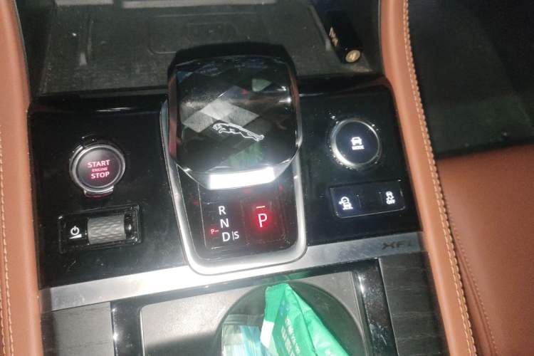 Used Jaguar XFL 2021 XFL 2.0T P250 All-Wheel-Drive Shimmering Black Sport Edition Gear Lever