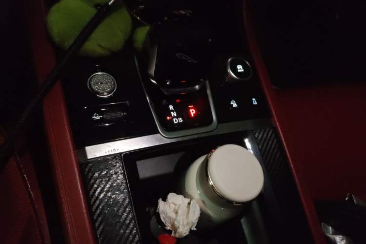 Used Jaguar XFL 2021 XFL 2.0T P250 All-Wheel-Drive Shimmering Black Sport Edition Gear Lever