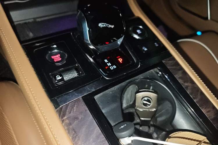 Used Jaguar XFL 2021 XFL 2.0T P250 Two-Wheel-Drive Luxury Deluxe Edition Gear Lever