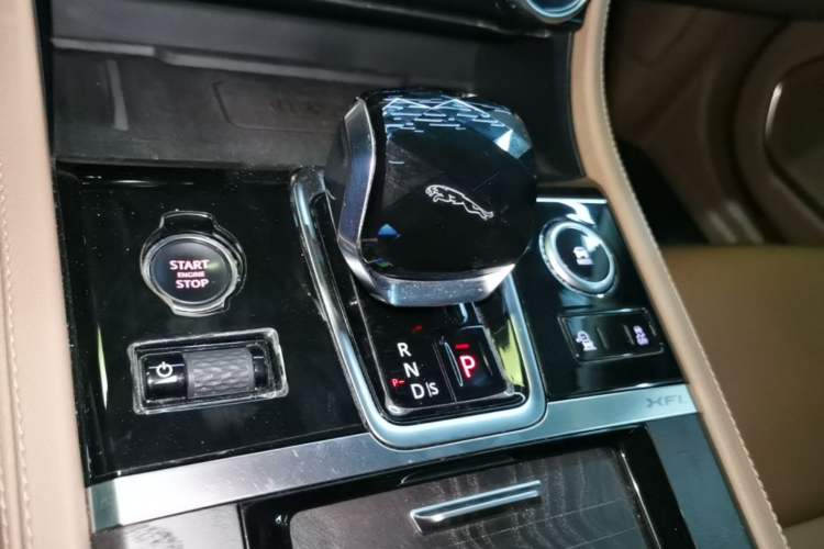 Used Jaguar XFL 2021 XFL 2.0T P250 Two-Wheel-Drive Luxury Deluxe Edition Gear Lever