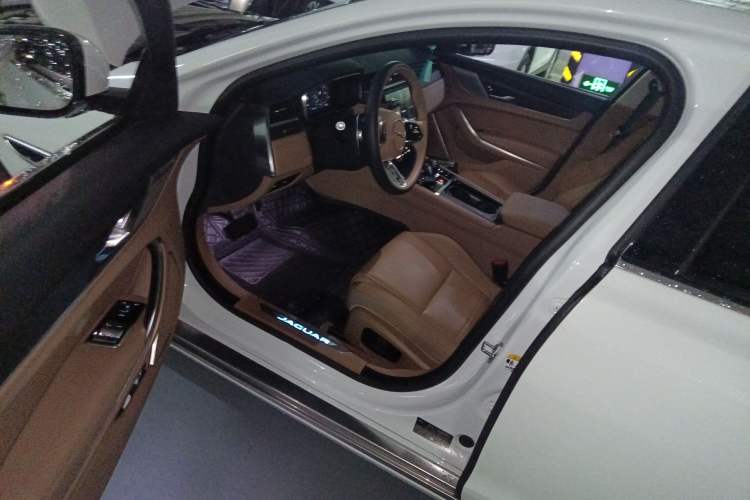 Used Jaguar XFL 2021 XFL 2.0T P250 Two-Wheel-Drive Luxury Deluxe Edition Interior 3