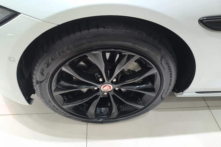 Used Jaguar XFL 2021 XFL 2.0T P250 All-Wheel-Drive Shimmering Black Sport Edition Left Front Wheel Hub