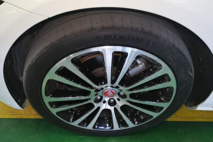 Used Jaguar XFL 2021 XFL 2.0T P250 Two-Wheel-Drive Luxury Deluxe Edition Left Front Wheel Hub