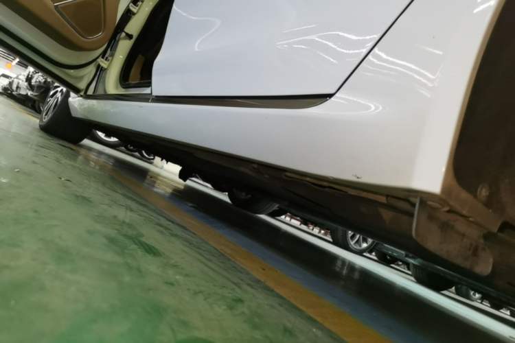 Used Jaguar XFL 2021 XFL 2.0T P250 Two-Wheel-Drive Luxury Deluxe Edition Left Side Sill
