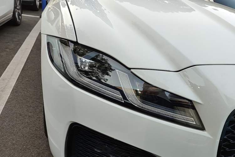 Used Jaguar XFL 2021 XFL 2.0T P250 All-Wheel-Drive Shimmering Black Sport Edition Right Front Headlight