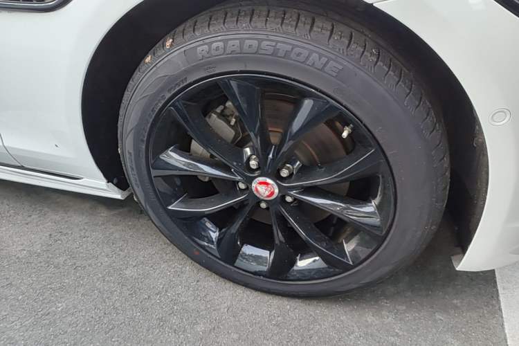 Used Jaguar XFL 2021 XFL 2.0T P250 All-Wheel-Drive Shimmering Black Sport Edition Right Front Wheel Hub