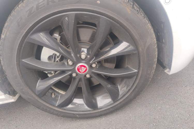 Used Jaguar XFL 2021 XFL 2.0T P250 All-Wheel-Drive Shimmering Black Sport Edition Right Front Wheel Hub