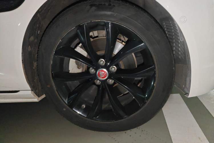 Used Jaguar XFL 2021 XFL 2.0T P250 All-Wheel-Drive Shimmering Black Sport Edition Right Front Wheel Hub