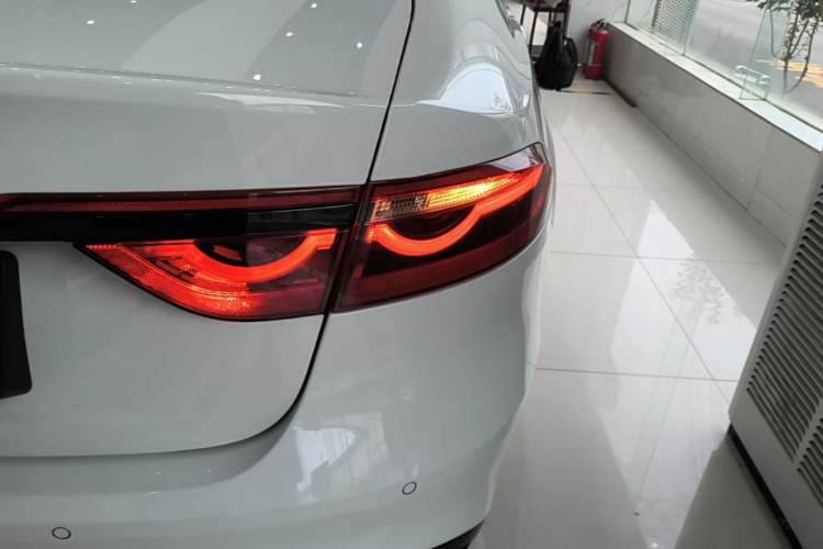 Used Jaguar XFL 2021 XFL 2.0T P250 All-Wheel-Drive Shimmering Black Sport Edition Right Rear Taillight