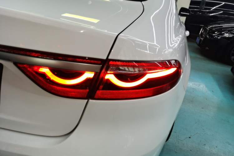 Used Jaguar XFL 2021 XFL 2.0T P250 Two-Wheel-Drive Luxury Deluxe Edition Right Rear Taillight