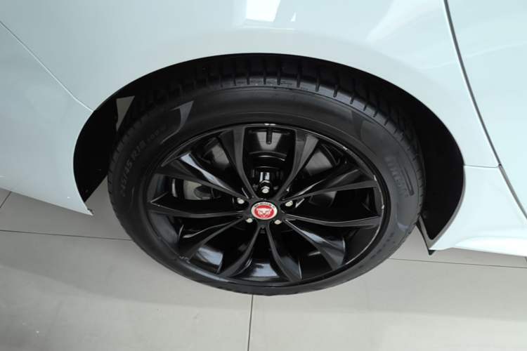 Used Jaguar XFL 2021 XFL 2.0T P250 All-Wheel-Drive Shimmering Black Sport Edition Right Rear Wheel Hub