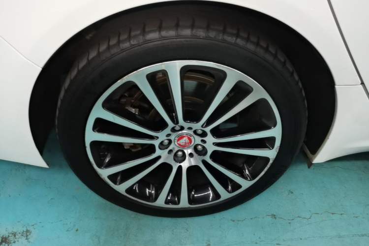 Used Jaguar XFL 2021 XFL 2.0T P250 Two-Wheel-Drive Luxury Deluxe Edition Right Rear Wheel Hub