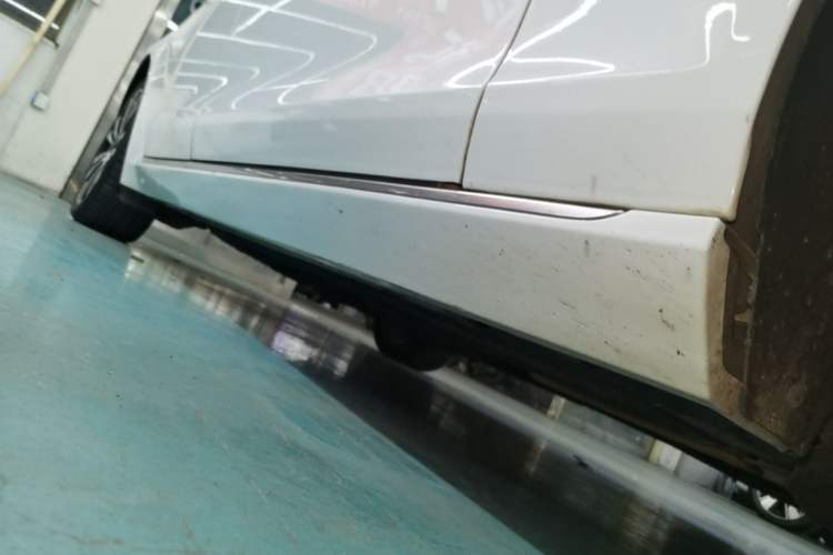 Used Jaguar XFL 2021 XFL 2.0T P250 Two-Wheel-Drive Luxury Deluxe Edition Right Side Sill