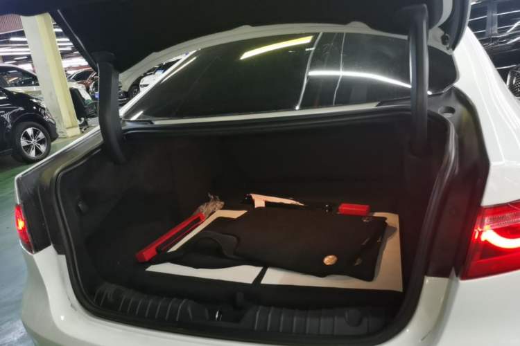 Used Jaguar XFL 2021 XFL 2.0T P250 Two-Wheel-Drive Luxury Deluxe Edition Trunk