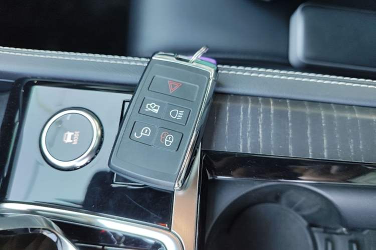 Used Jaguar XFL 2021 XFL 2.0T P250 All-Wheel-Drive Shimmering Black Sport Edition Vehicle Key