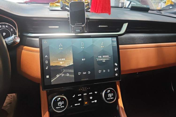 Used Jaguar XFL 2022 XFL 2.0T P250 Two-Wheel-Drive Elite Sport Edition Audio And AC Panel