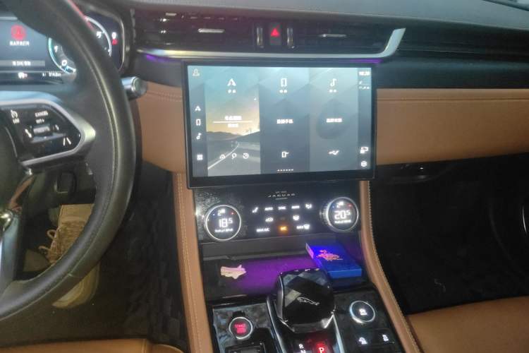 Used Jaguar XFL 2022 XFL 2.0T P250 Two-Wheel-Drive Elite Sport Edition Audio And AC Panel