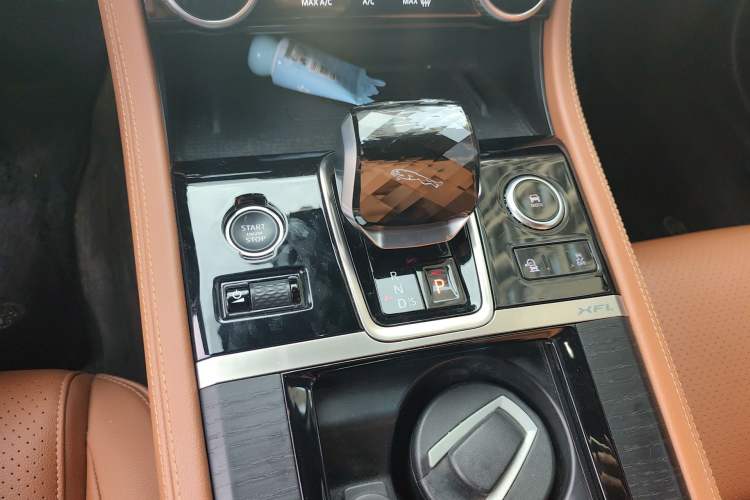 Used Jaguar XFL 2022 XFL 2.0T P250 Two-Wheel-Drive Elite Sport Edition Gear Lever