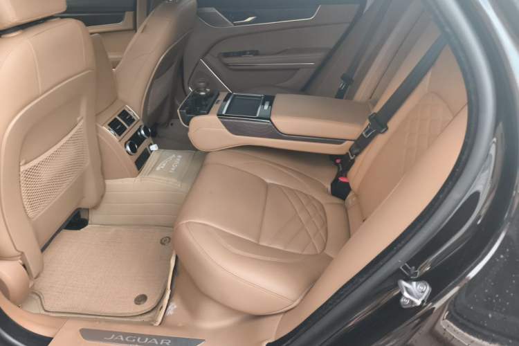 Used Jaguar XFL 2022 XFL 2.0T P250 Two-Wheel-Drive Prestige Luxury Edition Left Rear Seat