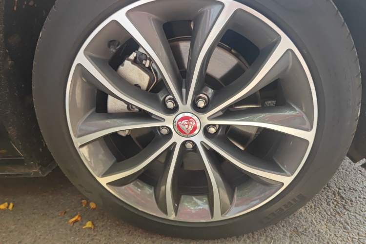 Used Jaguar XFL 2022 XFL 2.0T P250 Two-Wheel-Drive Elite Sport Edition Right Front Wheel Hub