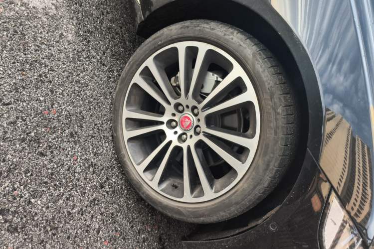Used Jaguar XFL 2022 XFL 2.0T P250 Two-Wheel-Drive Prestige Luxury Edition Right Front Wheel Hub