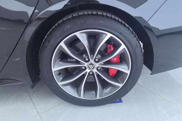 Used Jaguar XFL 2022 XFL 2.0T P250 Two-Wheel-Drive Elite Sport Edition Right Front Wheel Hub