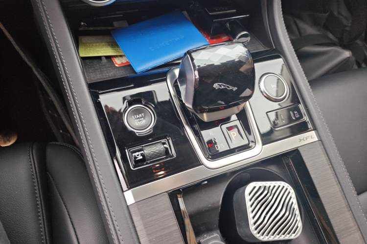 Used Jaguar XFL 2022 XFL 2.0T P200 Two-Wheel-Drive Elite Luxury Edition Gear Lever