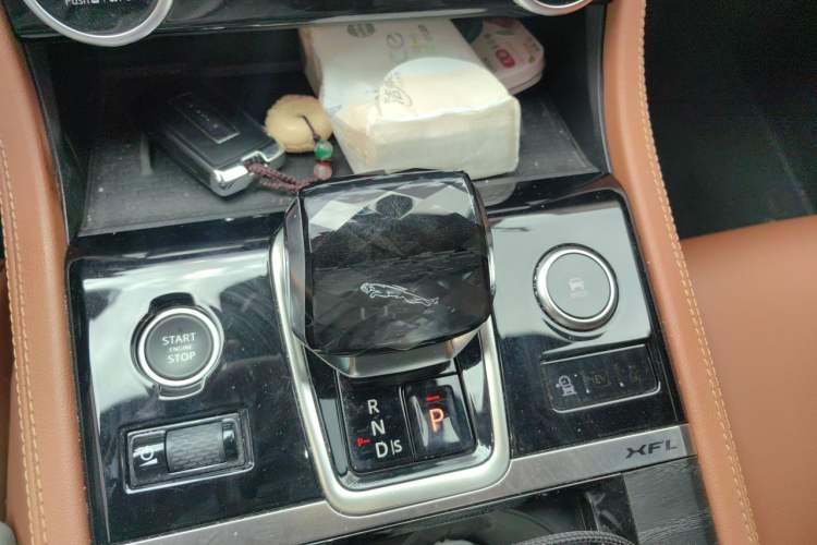 Used Jaguar XFL 2022 XFL 2.0T P250 Two-Wheel-Drive Elite Sport Edition Gear Lever