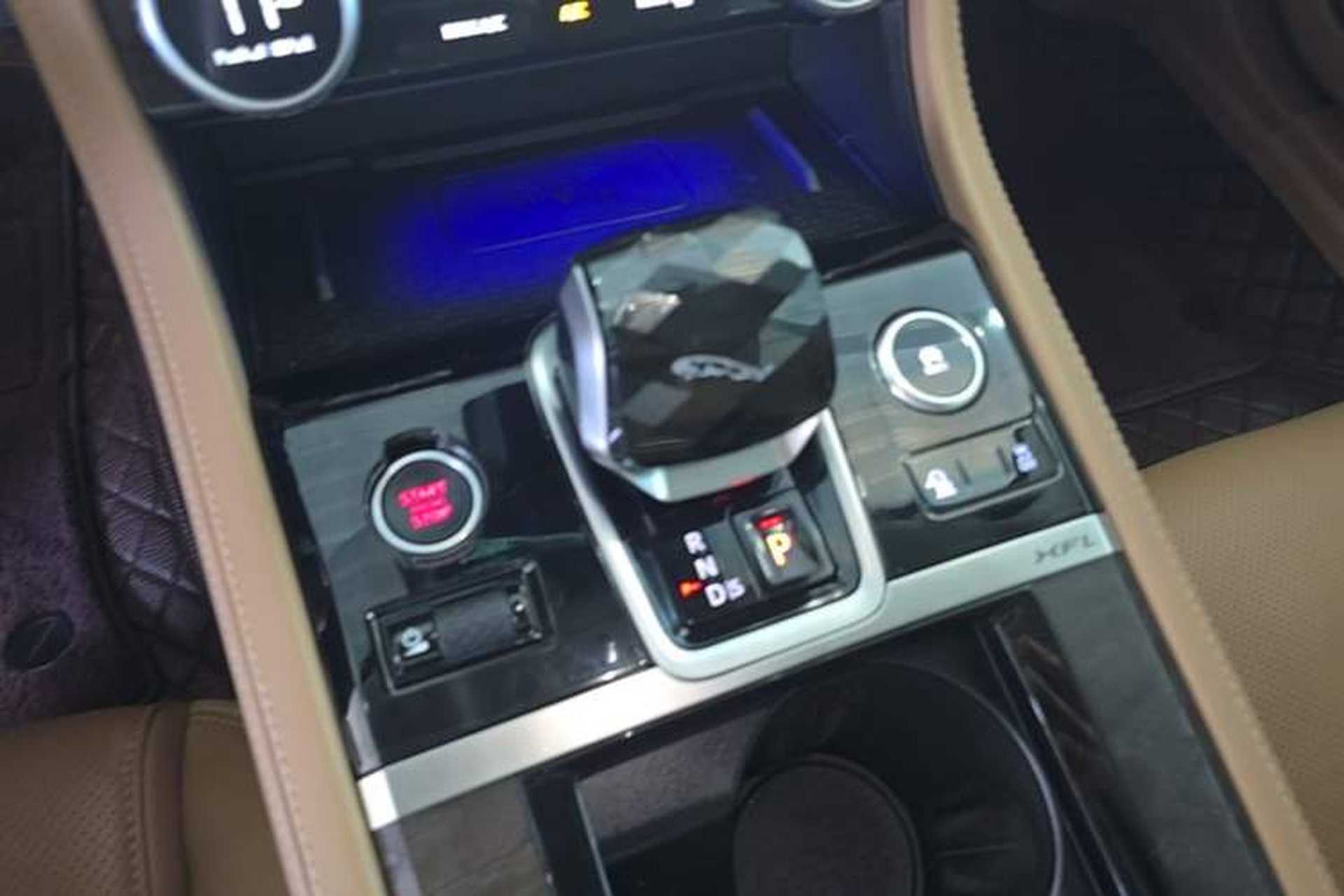 Used Jaguar XFL 2022 XFL 2.0T P250 Two-Wheel-Drive Prestige Luxury Edition Gear Lever