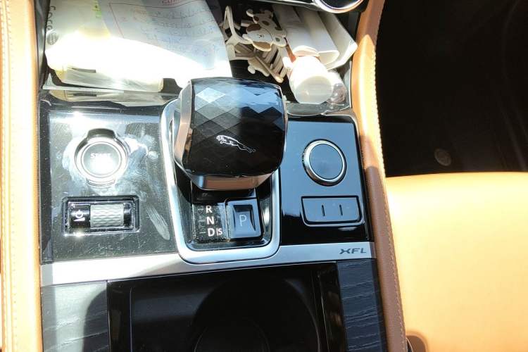 Used Jaguar XFL 2022 XFL 2.0T P250 Two-Wheel-Drive Elite Sport Edition Gear Lever