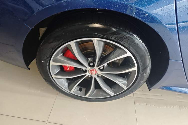 Used Jaguar XFL 2022 XFL 2.0T P250 Two-Wheel-Drive Elite Sport Edition Right Rear Wheel Hub