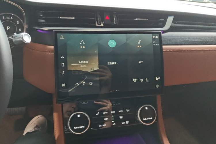 Used Jaguar XFL 2022 XFL 2.0T P250 Two-Wheel-Drive Elite Sport Edition Audio And AC Panel