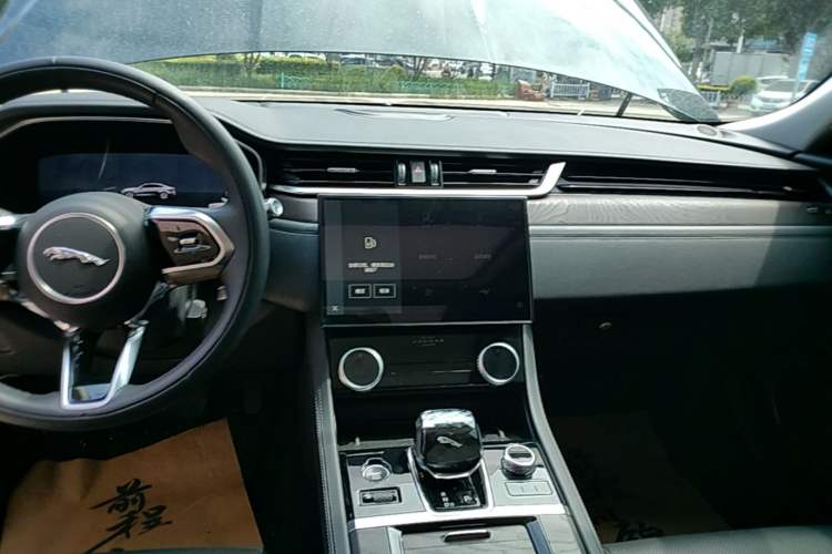 Used Jaguar XFL 2022 XFL 2.0T P250 Two-Wheel-Drive Prestige Luxury Edition Audio And AC Panel