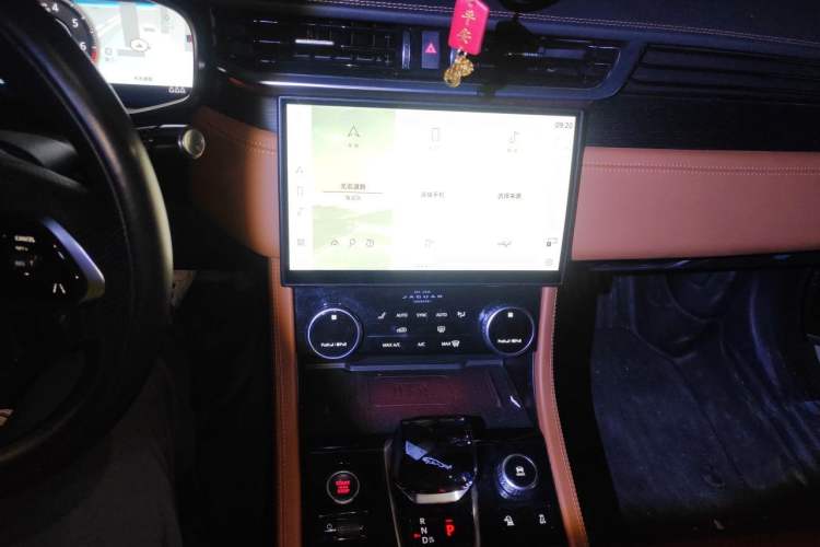 Used Jaguar XFL 2022 XFL 2.0T P250 Two-Wheel-Drive Elite Sport Edition Audio And AC Panel