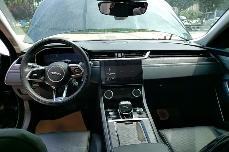 Used Jaguar XFL 2022 XFL 2.0T P250 Two-Wheel-Drive Prestige Luxury Edition Center Console