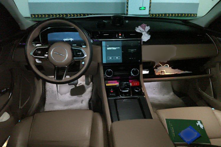 Used Jaguar XFL 2022 XFL 2.0T P250 Two-Wheel-Drive Prestige Luxury Edition Center Console
