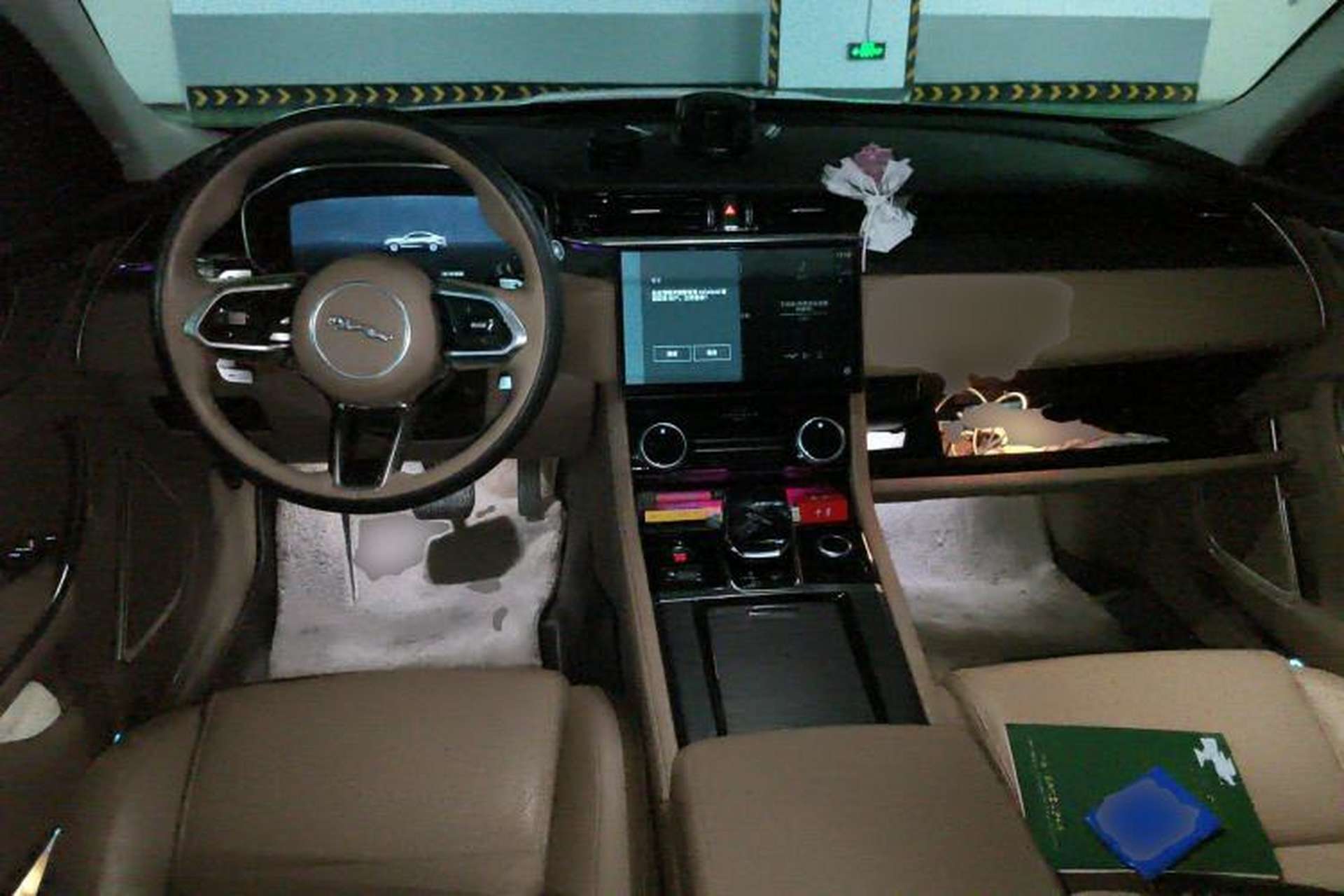 Used Jaguar XFL 2022 XFL 2.0T P250 Two-Wheel-Drive Prestige Luxury Edition Center Console