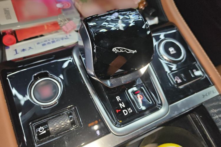 Used Jaguar XFL 2022 XFL 2.0T P300 Four-Wheel-Drive Flagship Sport Edition Gear Lever