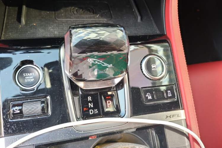Used Jaguar XFL 2022 XFL 2.0T P250 Two-Wheel-Drive Elite Sport Edition Gear Lever