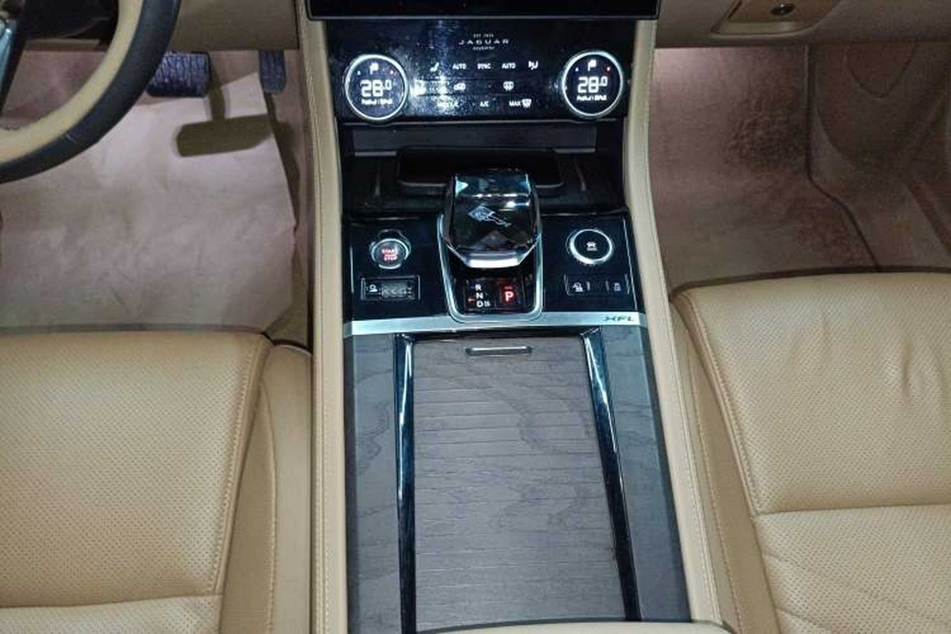 Used Jaguar XFL 2022 XFL 2.0T P250 Two-Wheel-Drive Prestige Luxury Edition Gear Lever