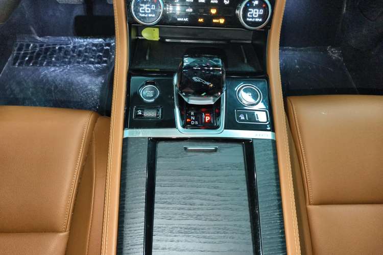 Used Jaguar XFL 2022 XFL 2.0T P250 Two-Wheel-Drive Elite Sport Edition Gear Lever