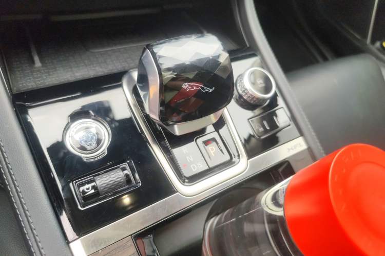 Used Jaguar XFL 2022 XFL 2.0T P250 Two-Wheel-Drive Prestige Luxury Edition Gear Lever