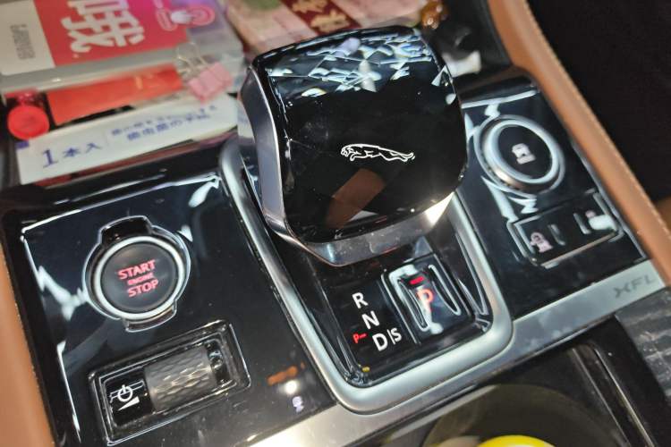 Used Jaguar XFL 2022 XFL 2.0T P300 Four-Wheel-Drive Flagship Sport Edition Gear Lever