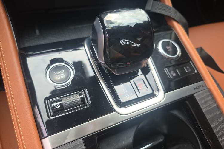 Used Jaguar XFL 2022 XFL 2.0T P250 Two-Wheel-Drive Elite Sport Edition Gear Lever