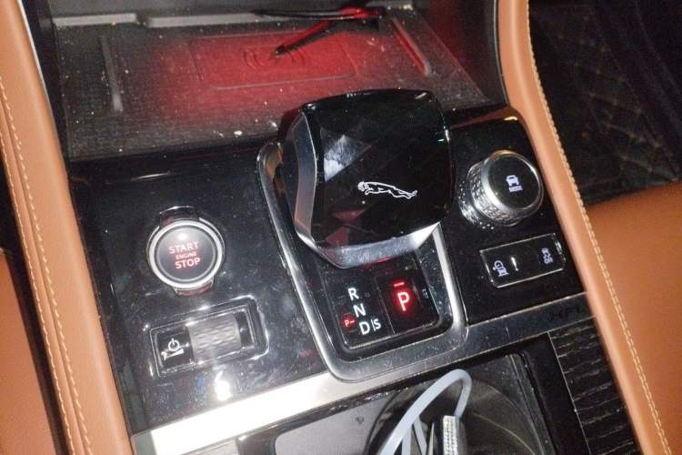 Used Jaguar XFL 2022 XFL 2.0T P250 Two-Wheel-Drive Elite Sport Edition Gear Lever